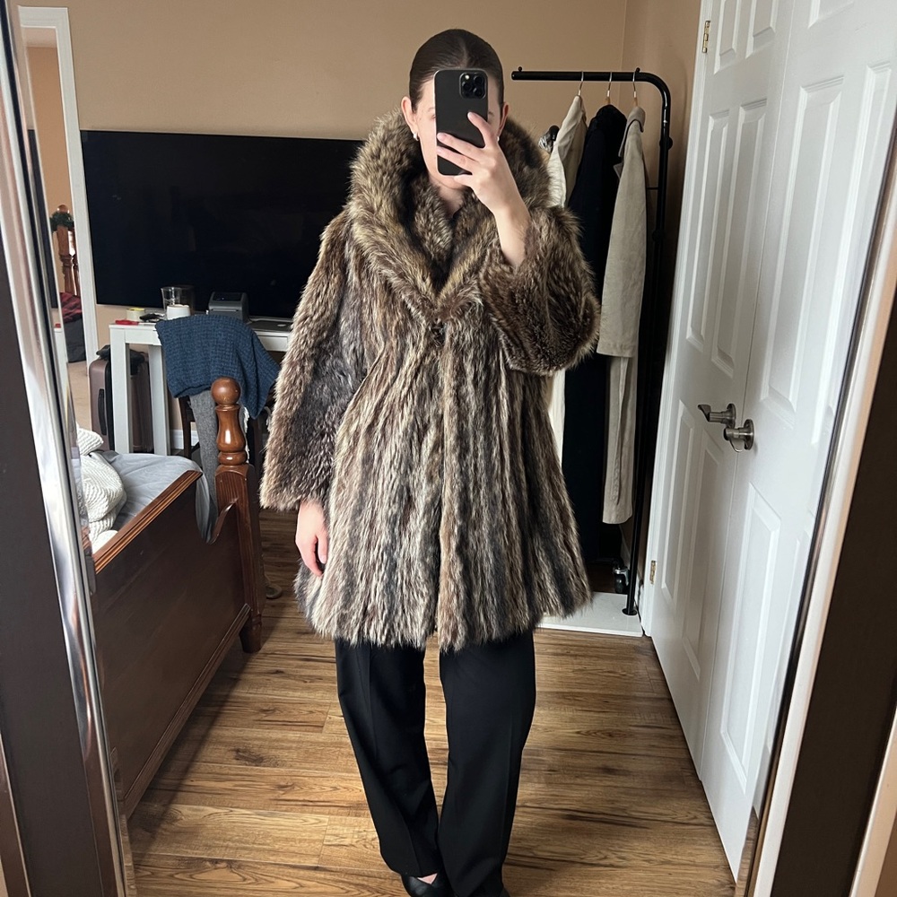 SOLD Raccoon fur jacket with exaggerated collar - Picture 5 of 7